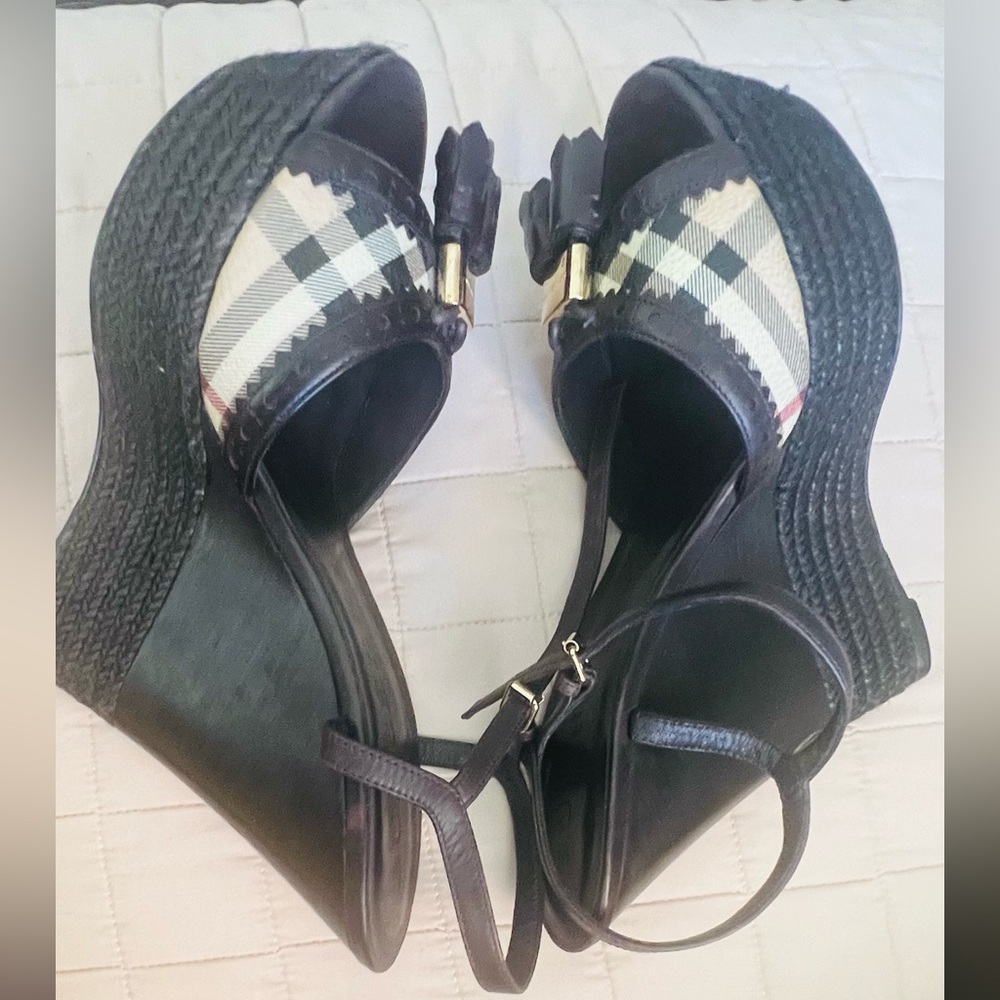 Burberry Wedges, the epitome of elegance. Perfect for any occasion. - Picture 6 of 7